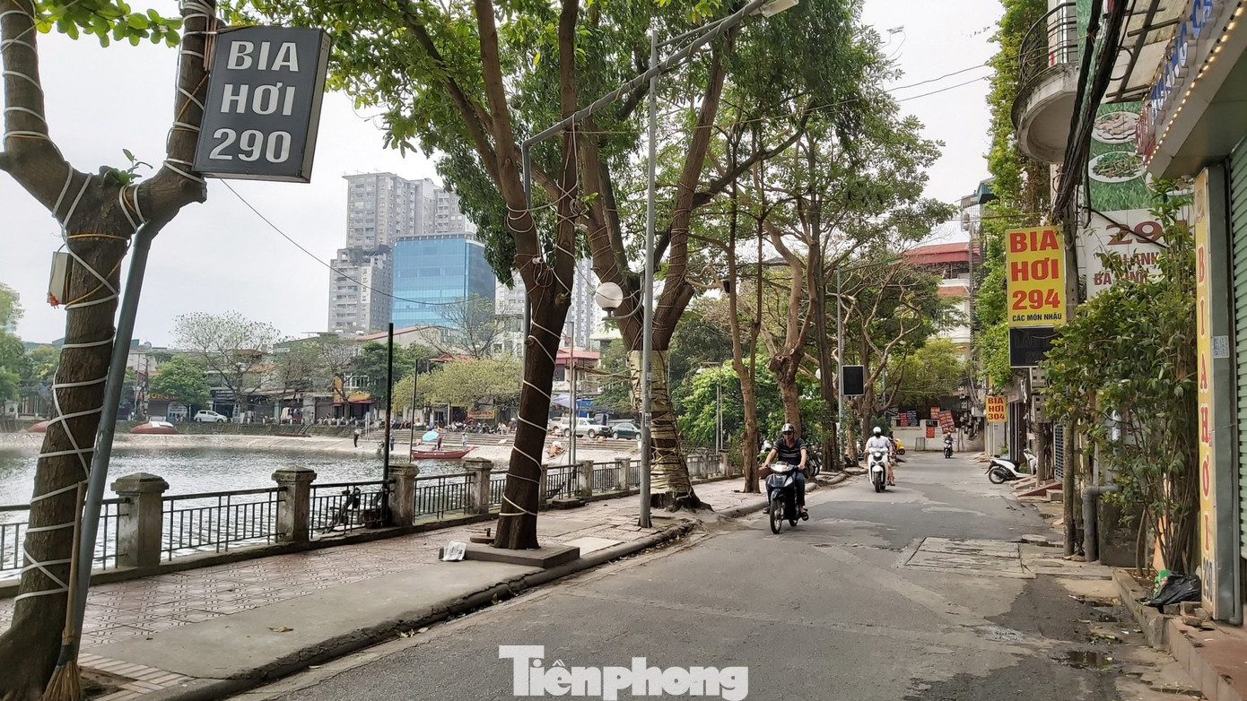 Đóng cửa quán bia tràn vỉa hè, đông đúc giữa dịch COVID-19 ở Hà Nội ảnh 3