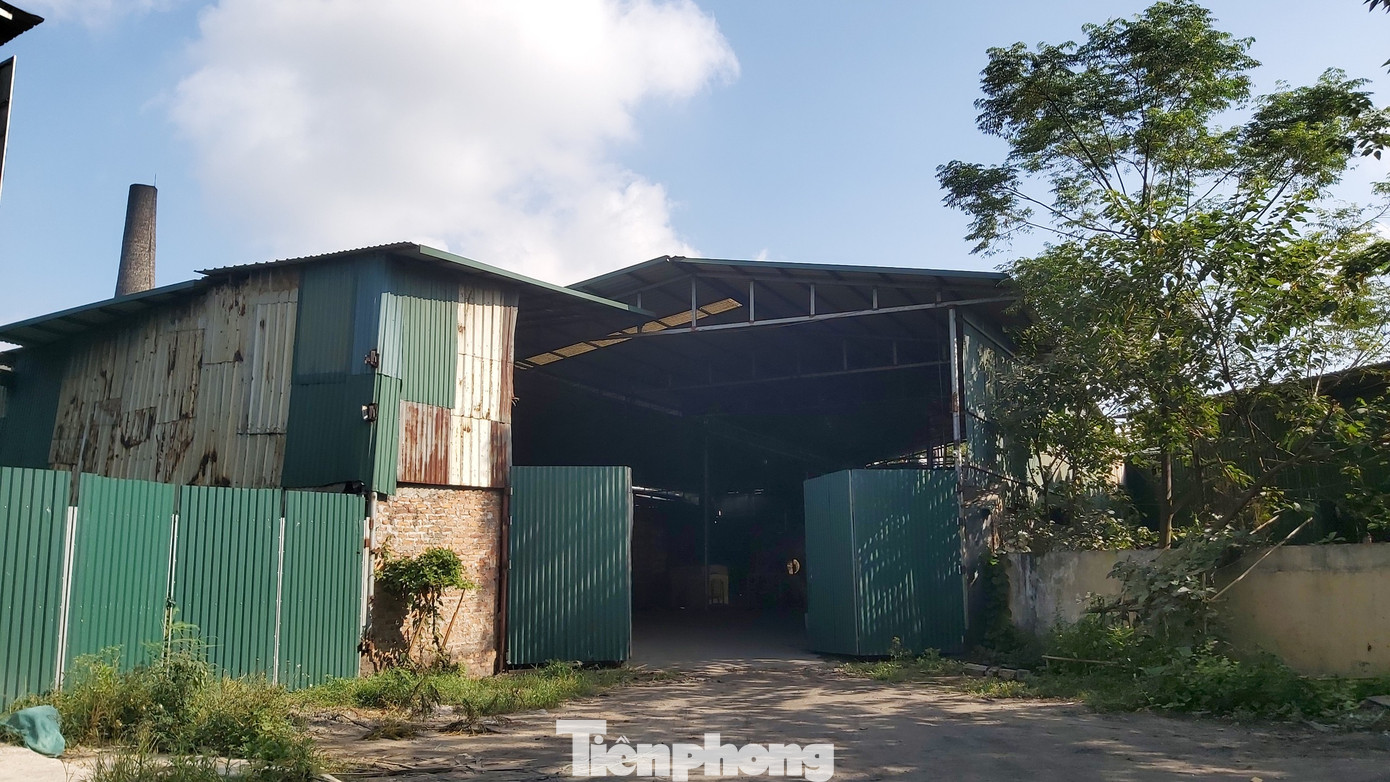 Cận cảnh nhà xưởng 'nhảy dù' dày đặc xuống đất ruộng ngoại thành Hà Nội ảnh 10