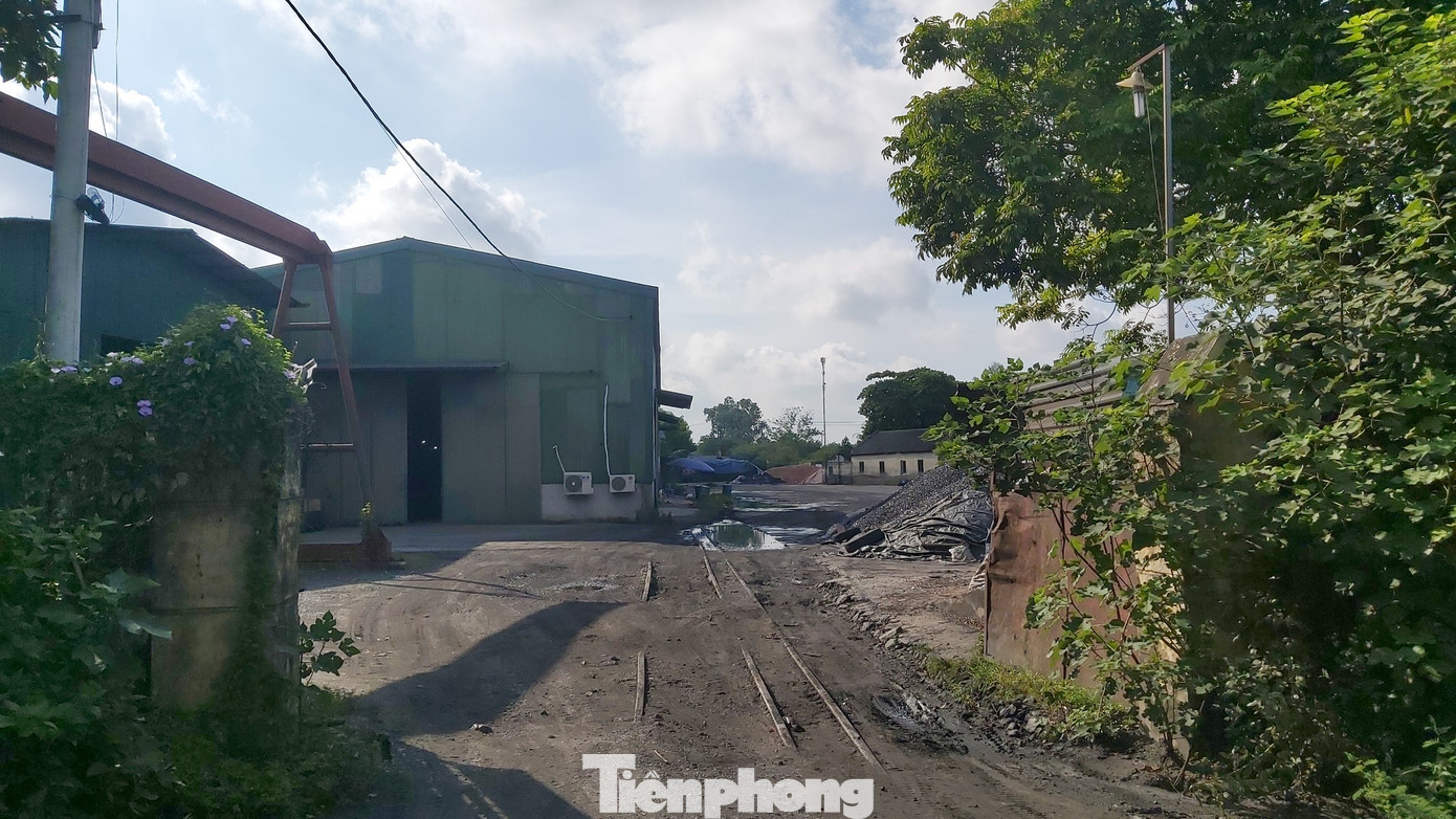 Cận cảnh nhà xưởng 'nhảy dù' dày đặc xuống đất ruộng ngoại thành Hà Nội ảnh 7