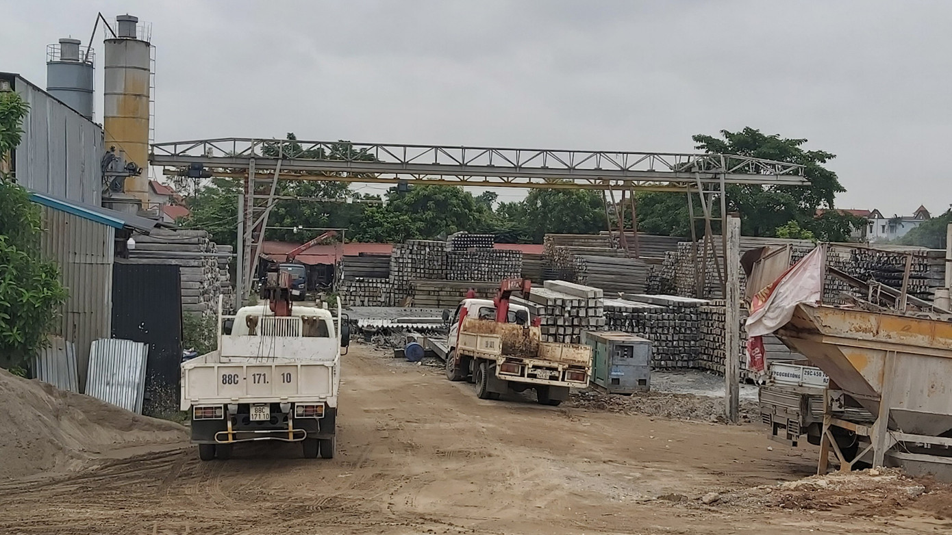 Nhan nhản trạm bê tông, bãi cát trái phép ở đoạn đê sông Hồng bị cày nát ảnh 11