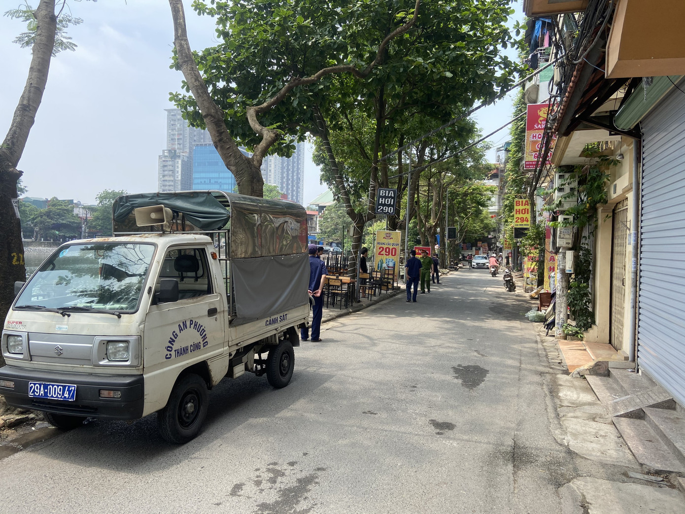 Công an phường dẹp nửa chừng, dân nơm nớp lo dịch ảnh 1