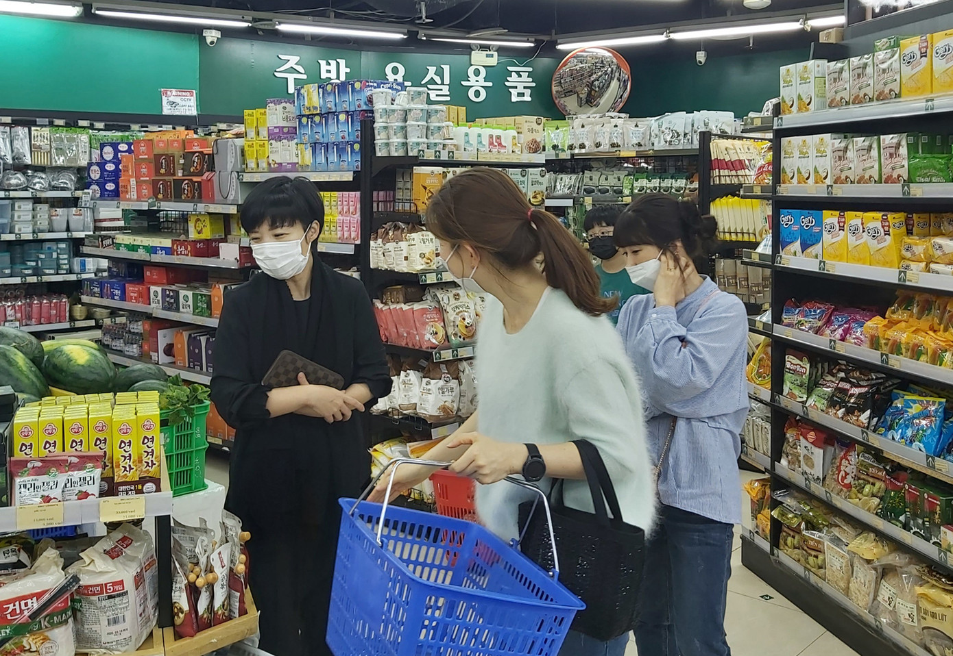 Người Hàn Quốc tại Hà Nội tích trữ thực phẩm, hạn chế đến nơi công cộng ảnh 2