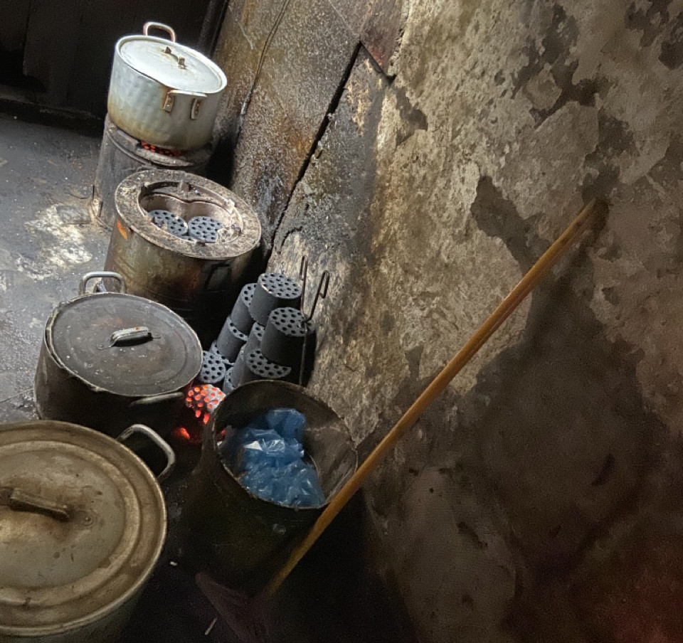 Người dân Thủ đô bức bối, ngột ngạt vì quán ăn dùng bếp than tổ ong ảnh 5