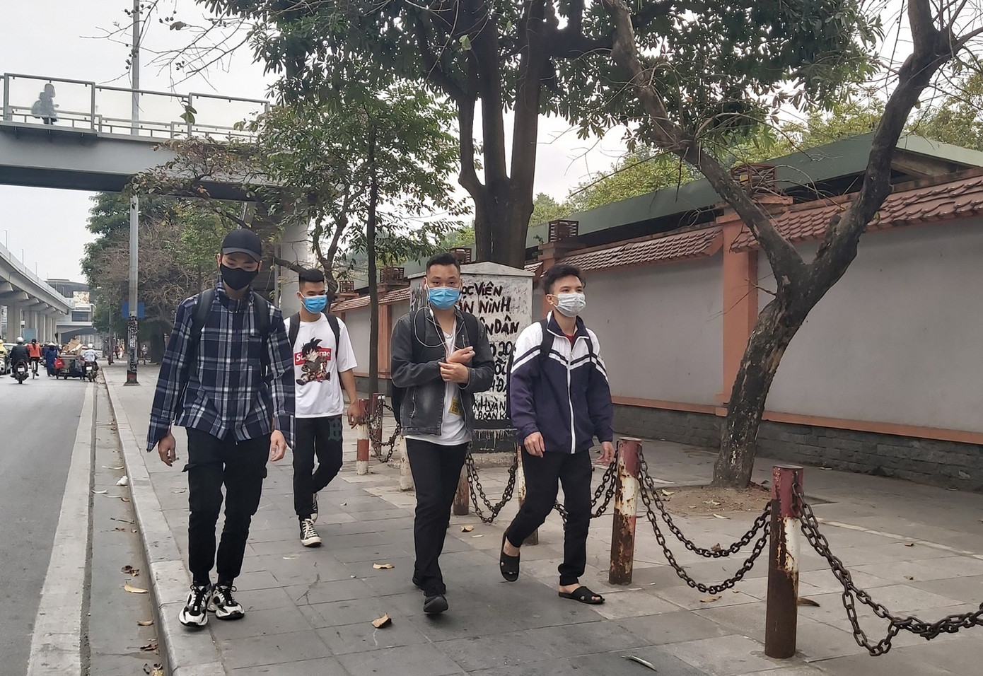 Đủ 'chiêu' phòng dịch ngày đầu tiên sinh viên Hà Nội trở lại giảng đường ảnh 15