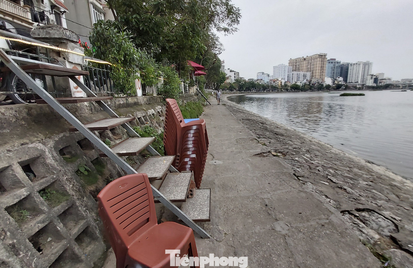 Quán bia ở Hà Nội tràn vỉa hè, đông đúc giữa dịch COVID-19 ảnh 7