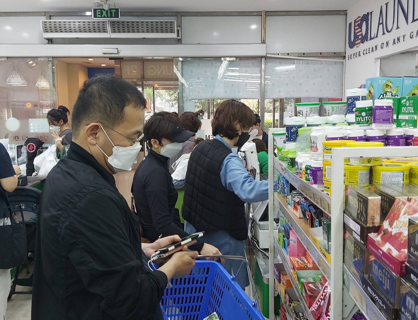 Người Hàn Quốc tại Hà Nội tích trữ thực phẩm, hạn chế đến nơi công cộng ảnh 3