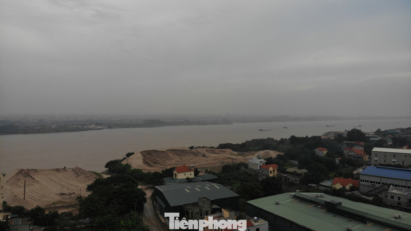 Nhan nhản trạm bê tông, bãi cát trái phép ở đoạn đê sông Hồng bị cày nát ảnh 4