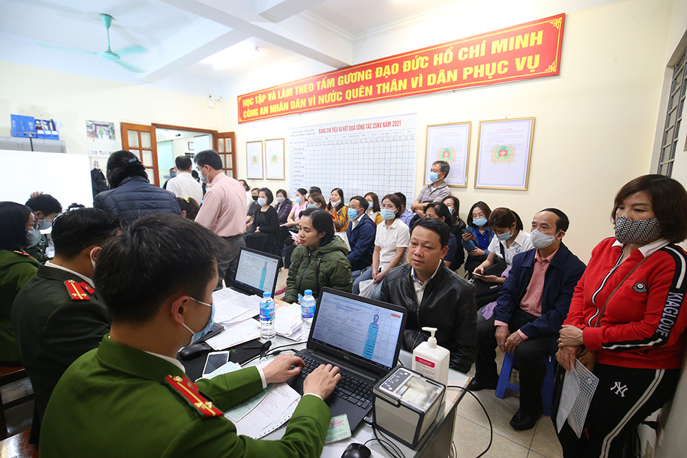 Công an Hà Nội 'trắng đêm' làm thẻ cấp căn cước gắn chip cho nhân dân ảnh 8