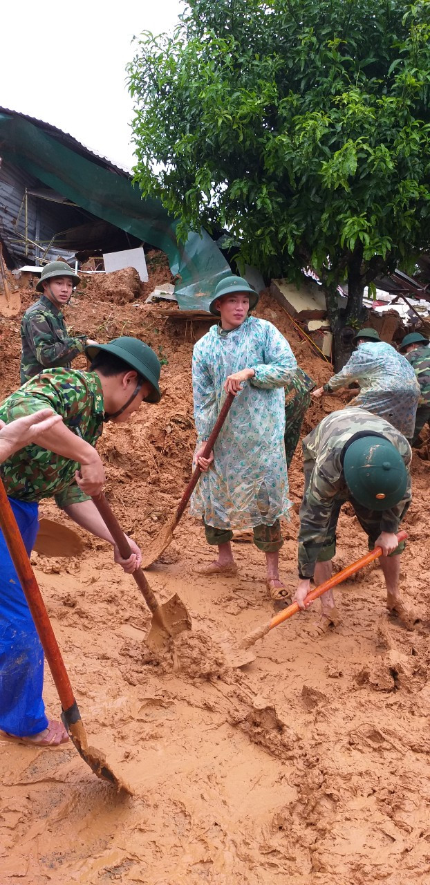 Hơn 100 người xuyên đêm vào hiện trường cứu hộ vụ lở đất vùi lấp 22 cán bộ, chiến sĩ ảnh 2