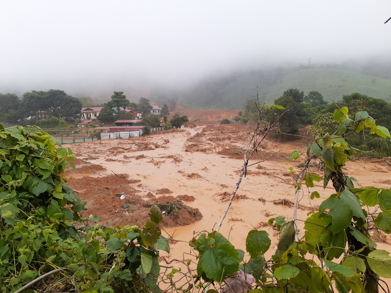 Hơn 100 người xuyên đêm vào hiện trường cứu hộ vụ lở đất vùi lấp 22 cán bộ, chiến sĩ ảnh 1