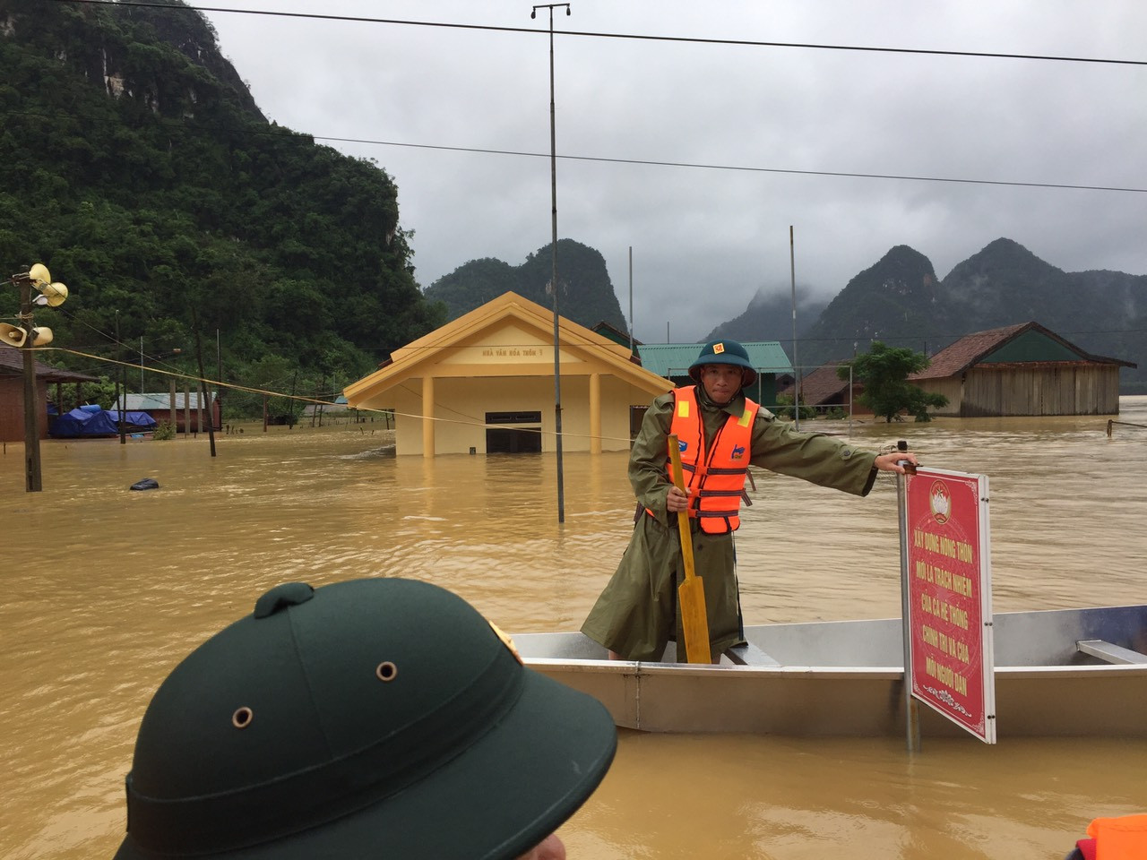 13 người chết, mất tích trong mưa lũ kinh hoàng ở miền Trung ảnh 1
