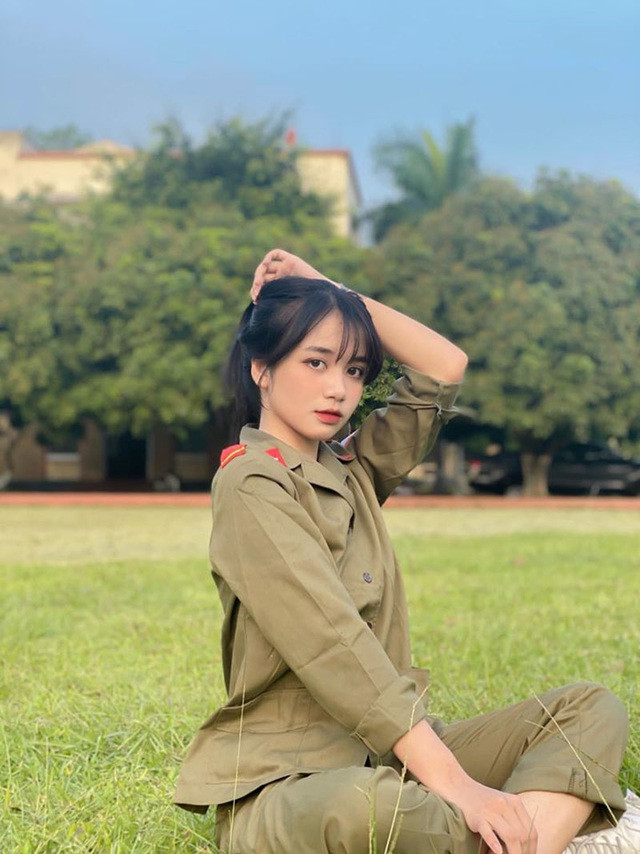 Nữ sinh Ngân hàng 'gieo thương nhớ' trong trang phục quân sự ảnh 1