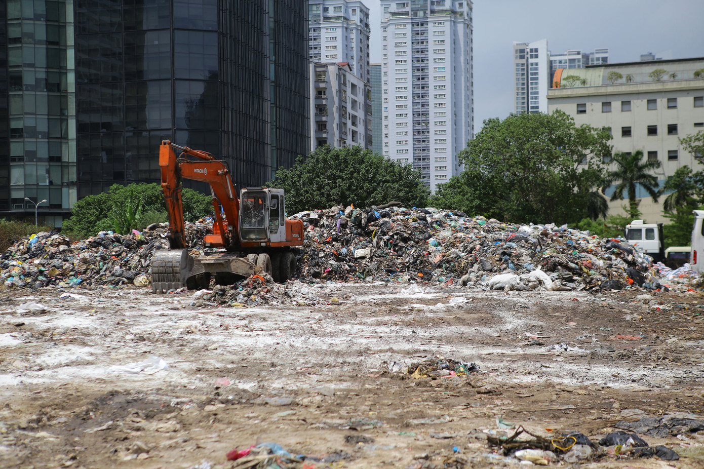 Bãi Nam Sơn thông xe, nhiều nơi ở Hà Nội vẫn ùn ứ rác thải ảnh 7