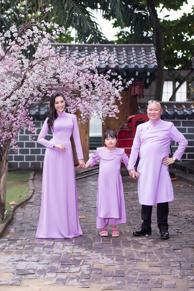NTK Tuấn Hải tặng áo dài đồng phục cho gia đình doanh nhân Trần Huyền Nhung ảnh 3 NTK Tuấn Hải tặng áo dài đồng phục cho gia đình doanh nhân Trần Huyền Nhung ảnh 3