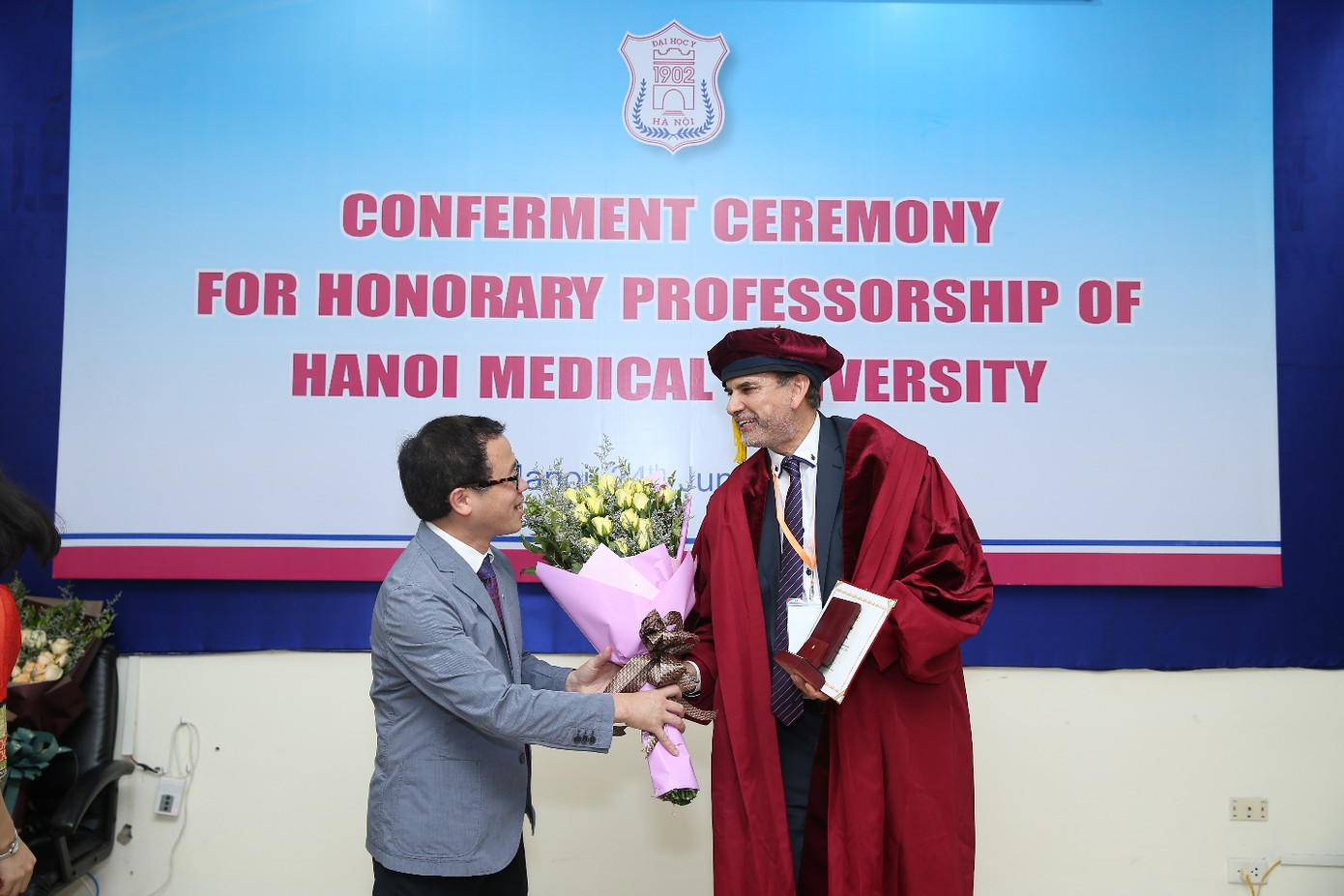 Đại học Y Hà nội trao tặng danh hiệu Giáo sư danh dự cho GS.TS. Michael Tirant Kiểm soát hiệu quả bệnh vẩy nến bằng kết hợp thảo dược ảnh 1