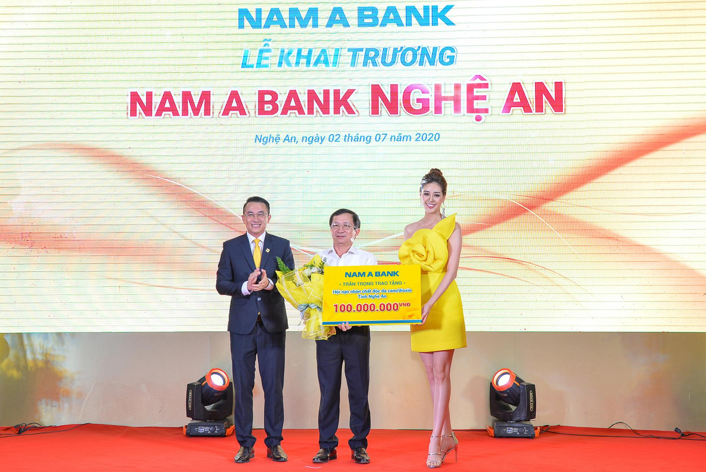 Trao 100 triệu đồng cho nạn nhân chất độc da cam tại lễ khai trương Nam A Bank ở Nghệ An ảnh 1