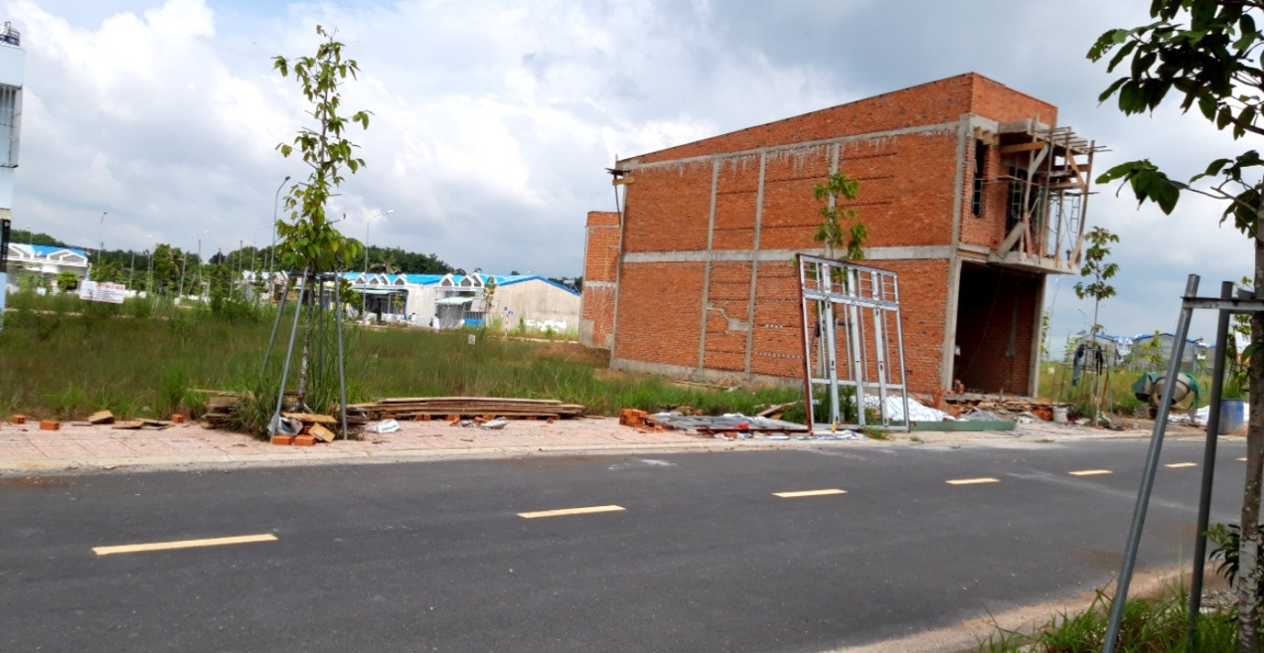 Chủ tịch Bình Dương yêu cầu xử nghiêm vụ 'xẻ thịt' đất công ảnh 2