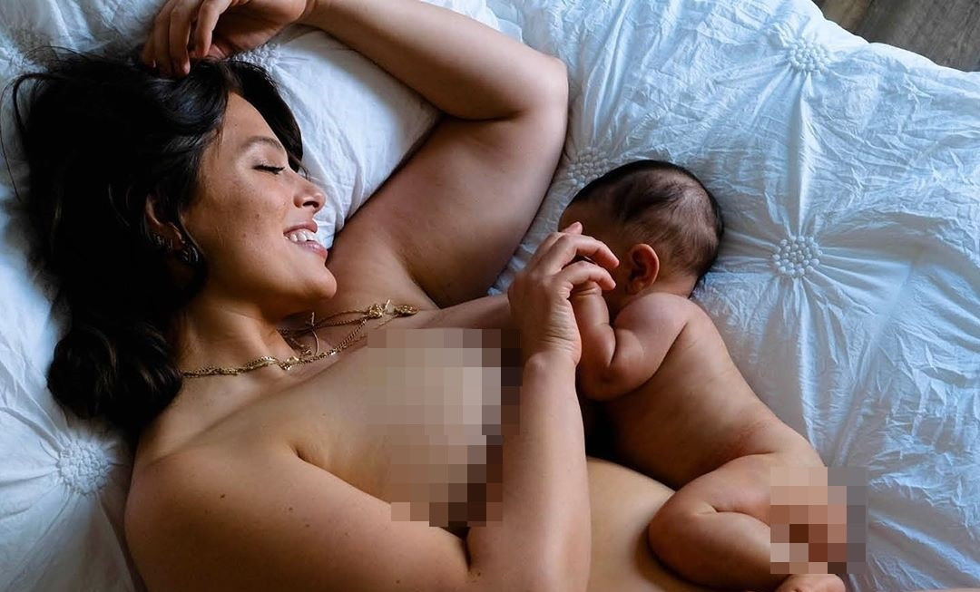 Người mẫu ngoại cỡ Ashley Graham chụp ảnh khỏa thân sau 7 tháng sinh con ảnh 1