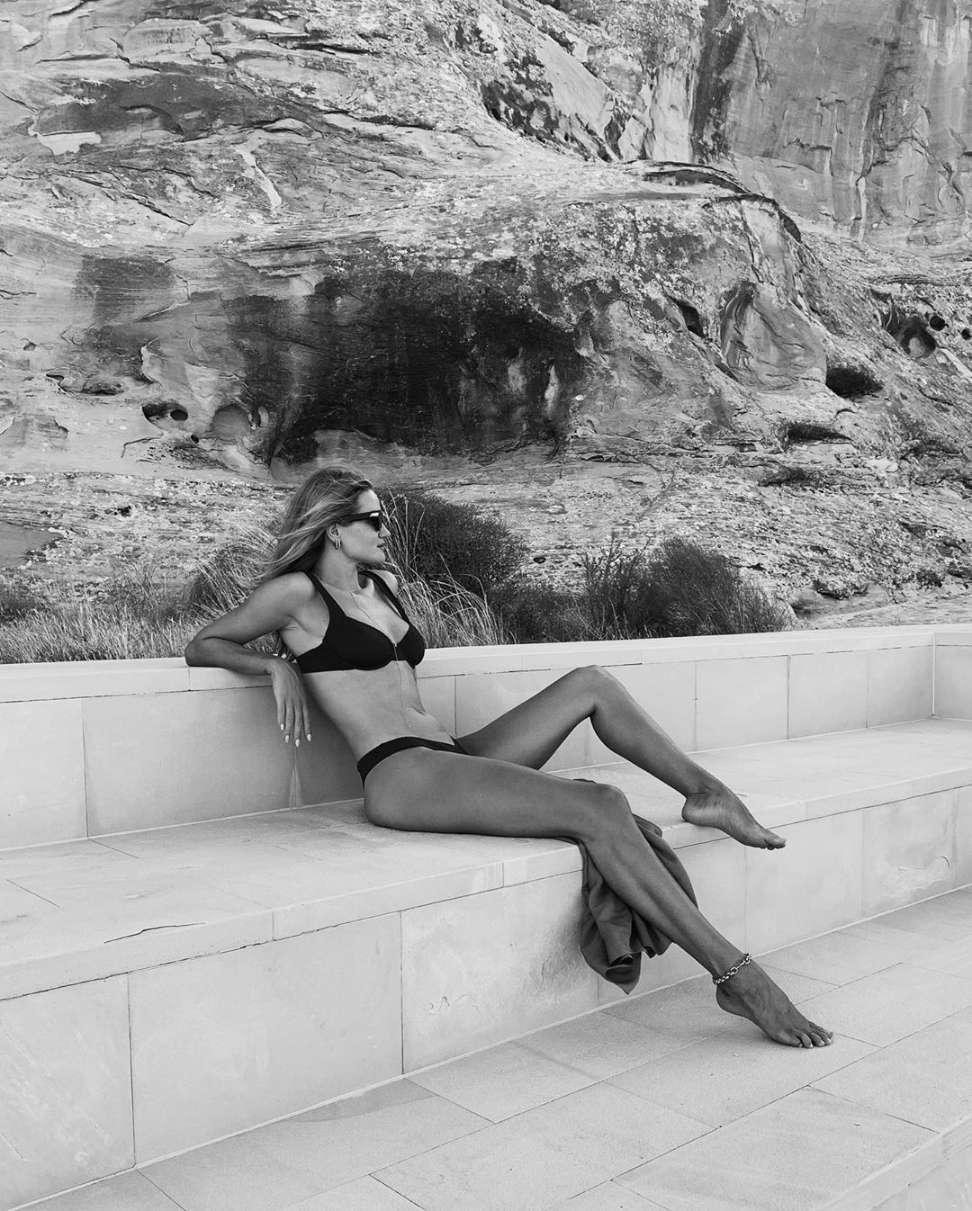 Bạn gái 'Người vận chuyển' siêu quyến rũ trong ảnh bikini ảnh 2