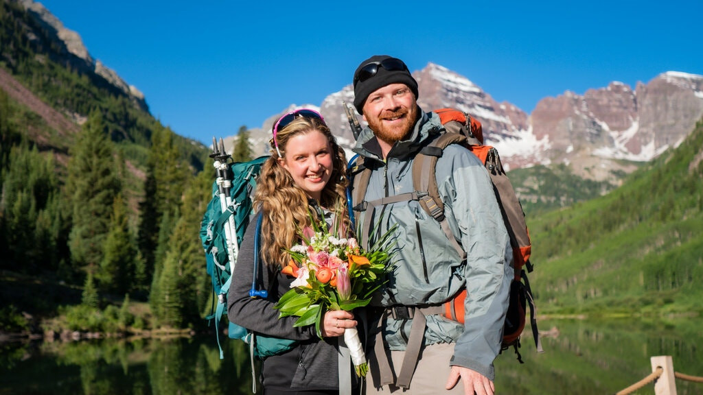 Cặp đôi tổ chức đám cưới trên đỉnh núi gần 4.000 mét ảnh 2