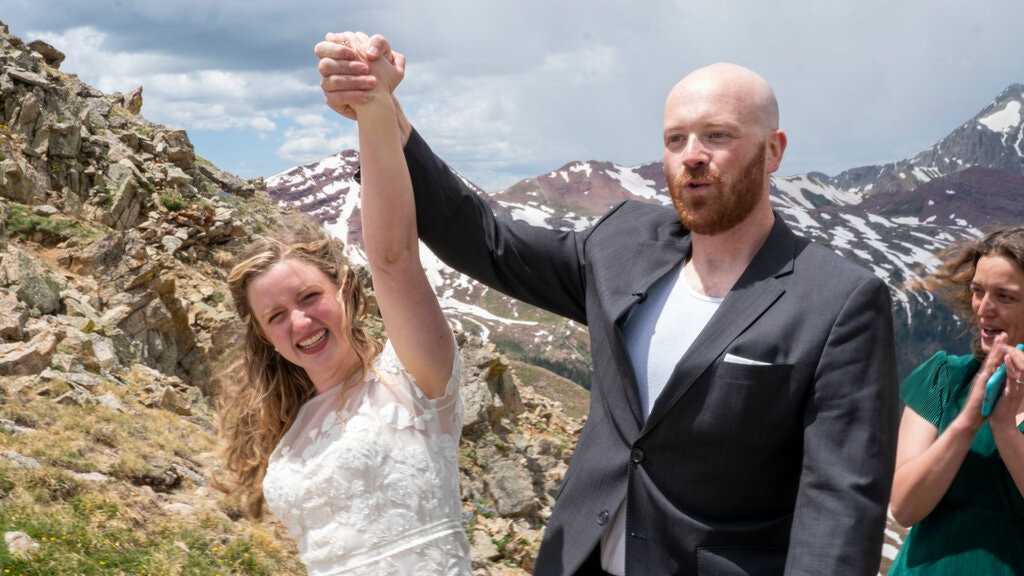 Cặp đôi tổ chức đám cưới trên đỉnh núi gần 4.000 mét ảnh 1