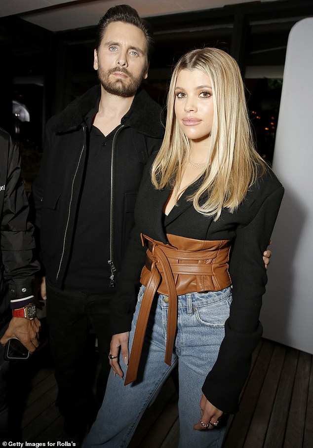 Sofia Richie xinh đẹp rạng ngời, đùa giỡn sóng biển ở Malibu ảnh 16