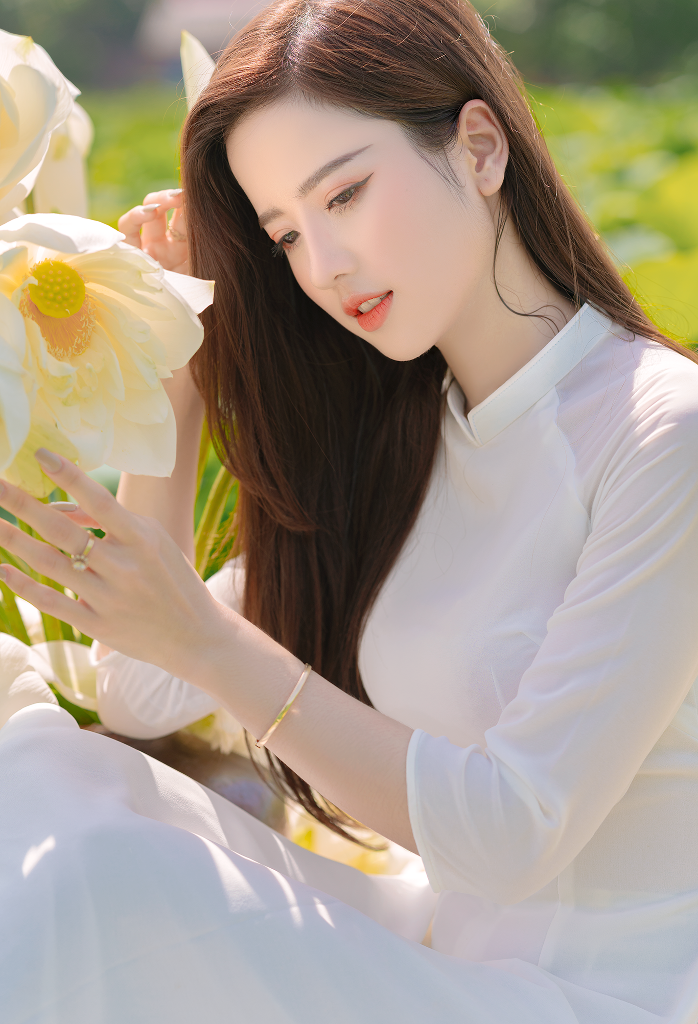 Nàng mẫu 9x diện áo dài đẹp tinh khôi giữa đầm sen trắng ảnh 6