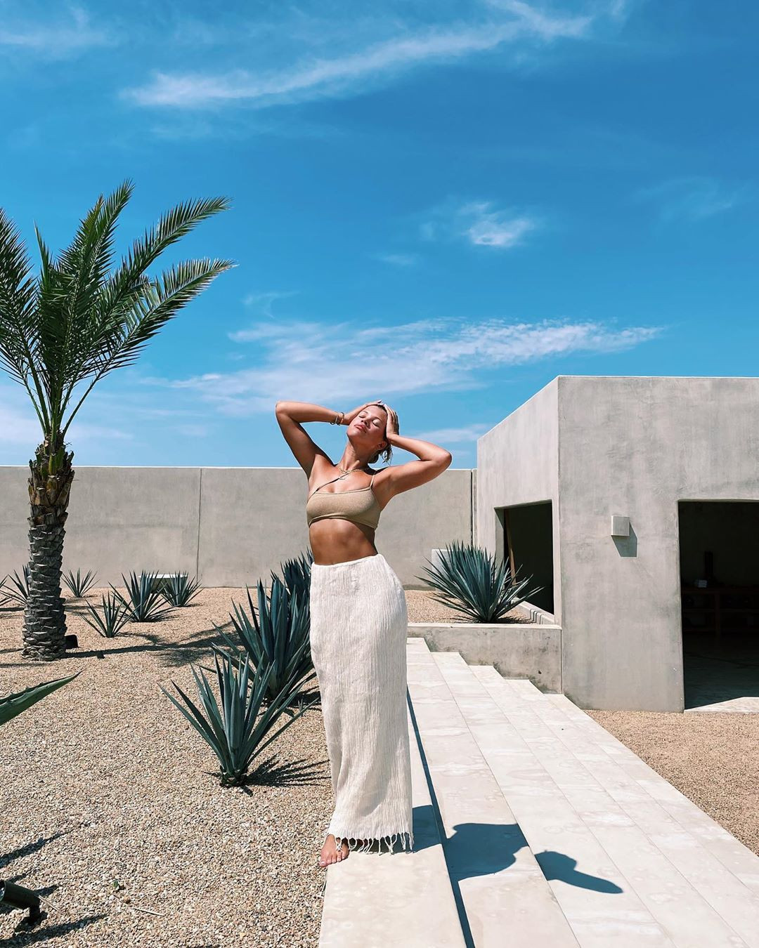 Sofia Richie xinh đẹp rạng ngời, đùa giỡn sóng biển ở Malibu ảnh 11