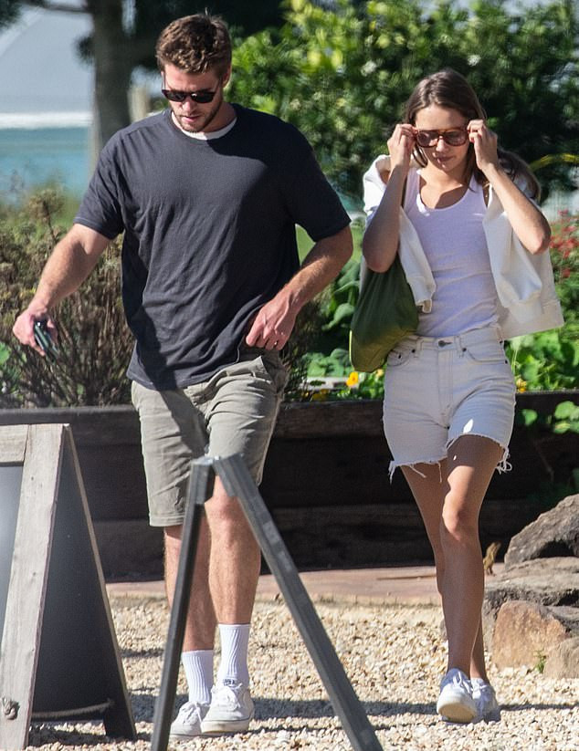 Liam Hemsworth sánh đôi tình mới giữa lúc vợ cũ Miley Cyrus chia tay Cody Simpson ảnh 3