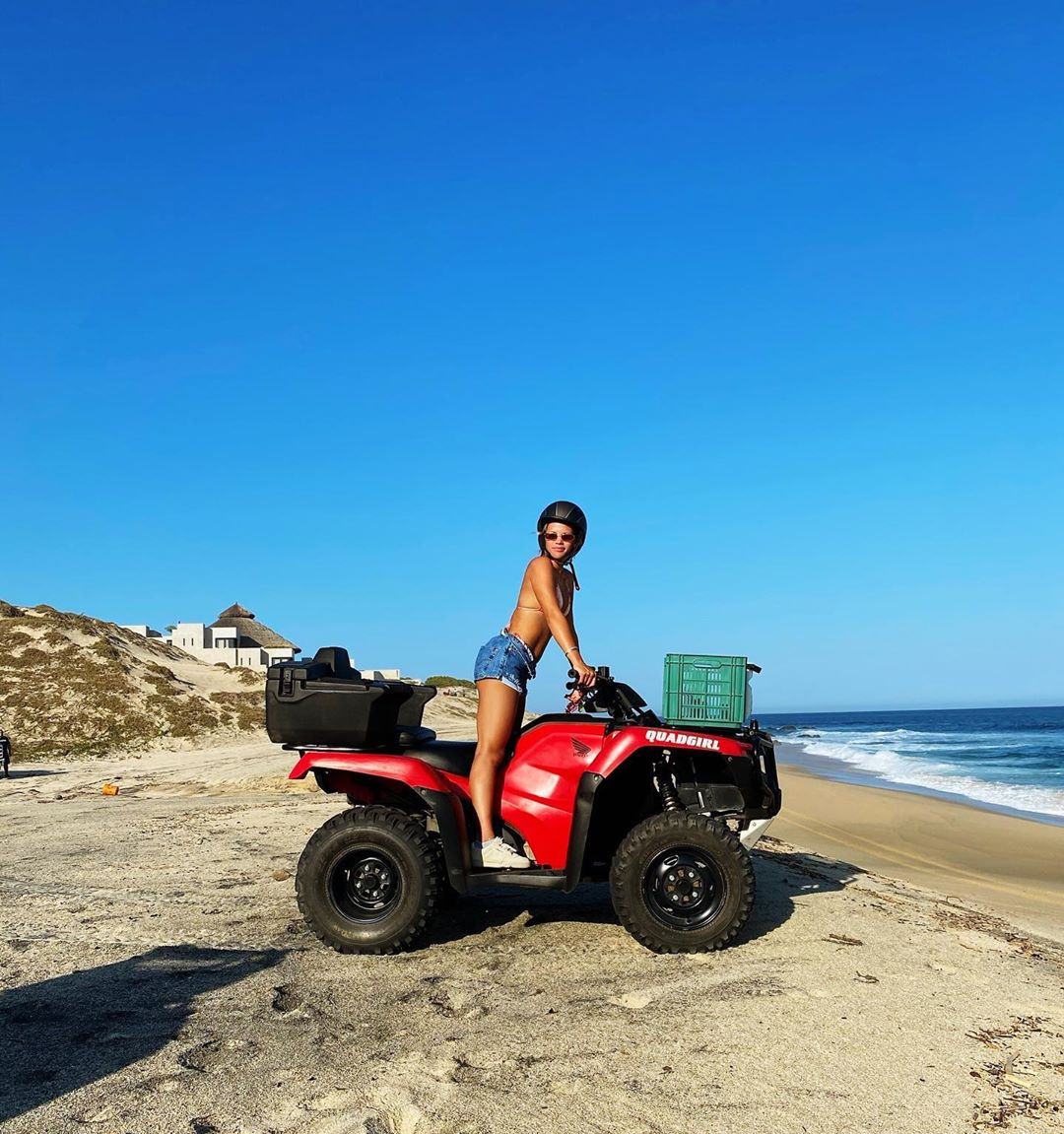 Sofia Richie xinh đẹp rạng ngời, đùa giỡn sóng biển ở Malibu ảnh 14