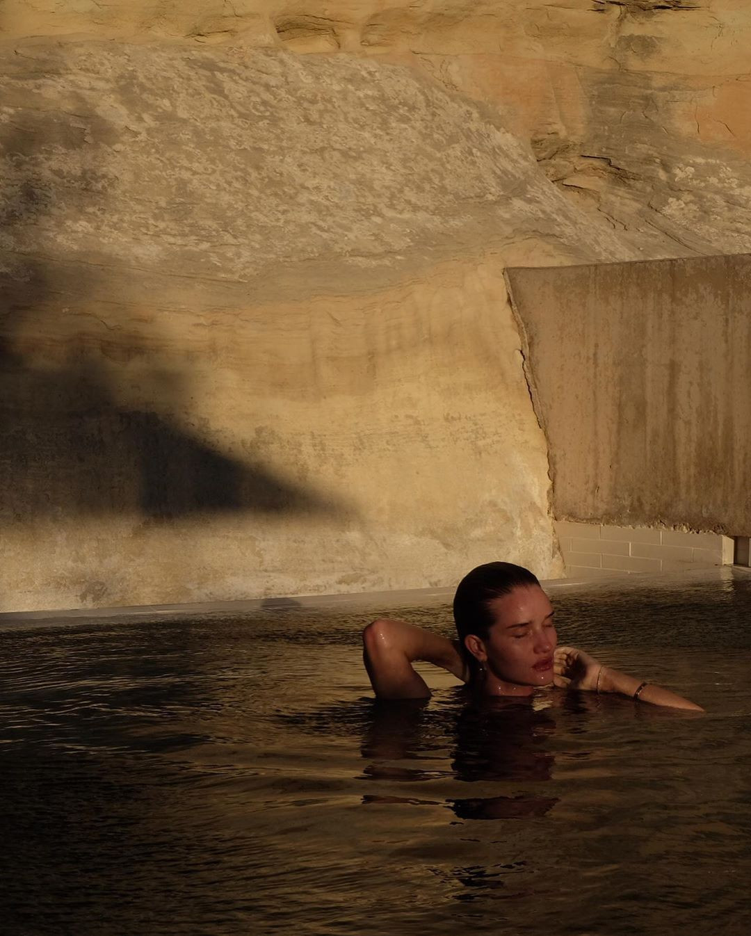 Bạn gái 'Người vận chuyển' siêu quyến rũ trong ảnh bikini ảnh 6