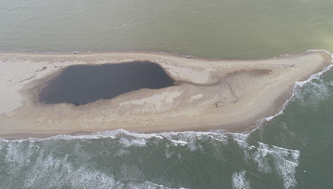 Cồn cát khổng lồ trên biển Cửa Đại giảm 1,5 ha ảnh 1