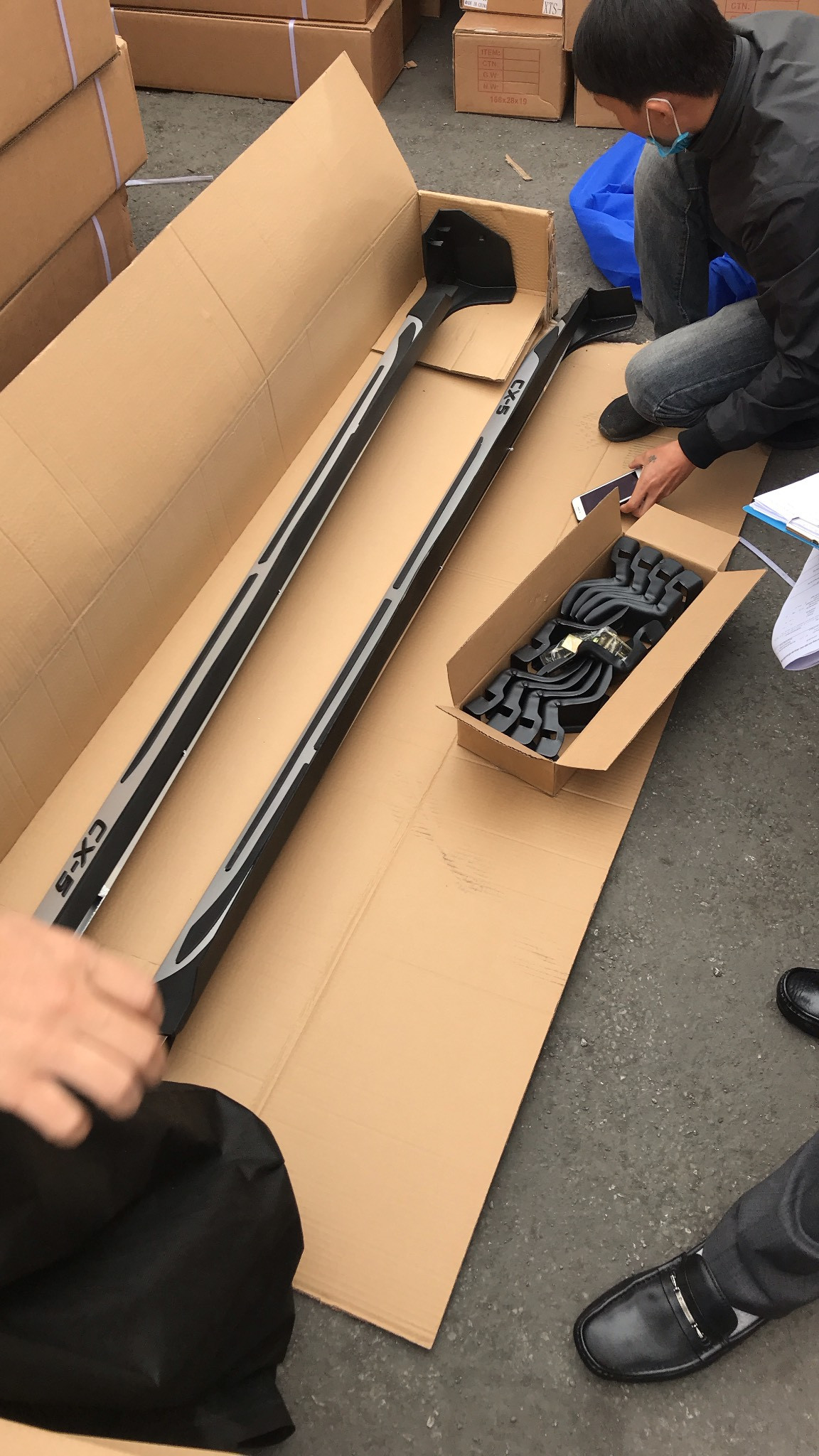 Cận cảnh container phụ kiện ô tô Trung Quốc không khai báo hải quan ảnh 6