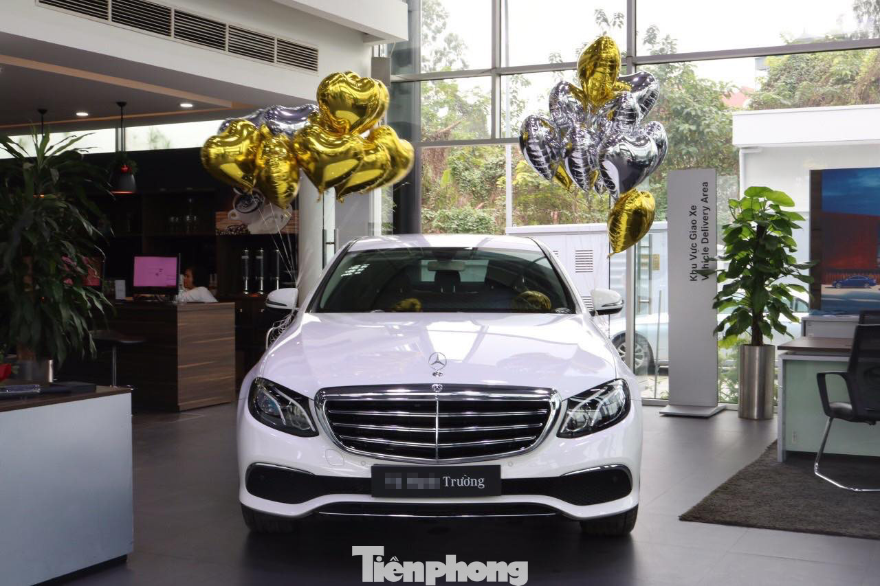 E200 mới lỗi ốp cửa, đại lý và chủ xe chưa tìm được tiếng nói chung ảnh 1