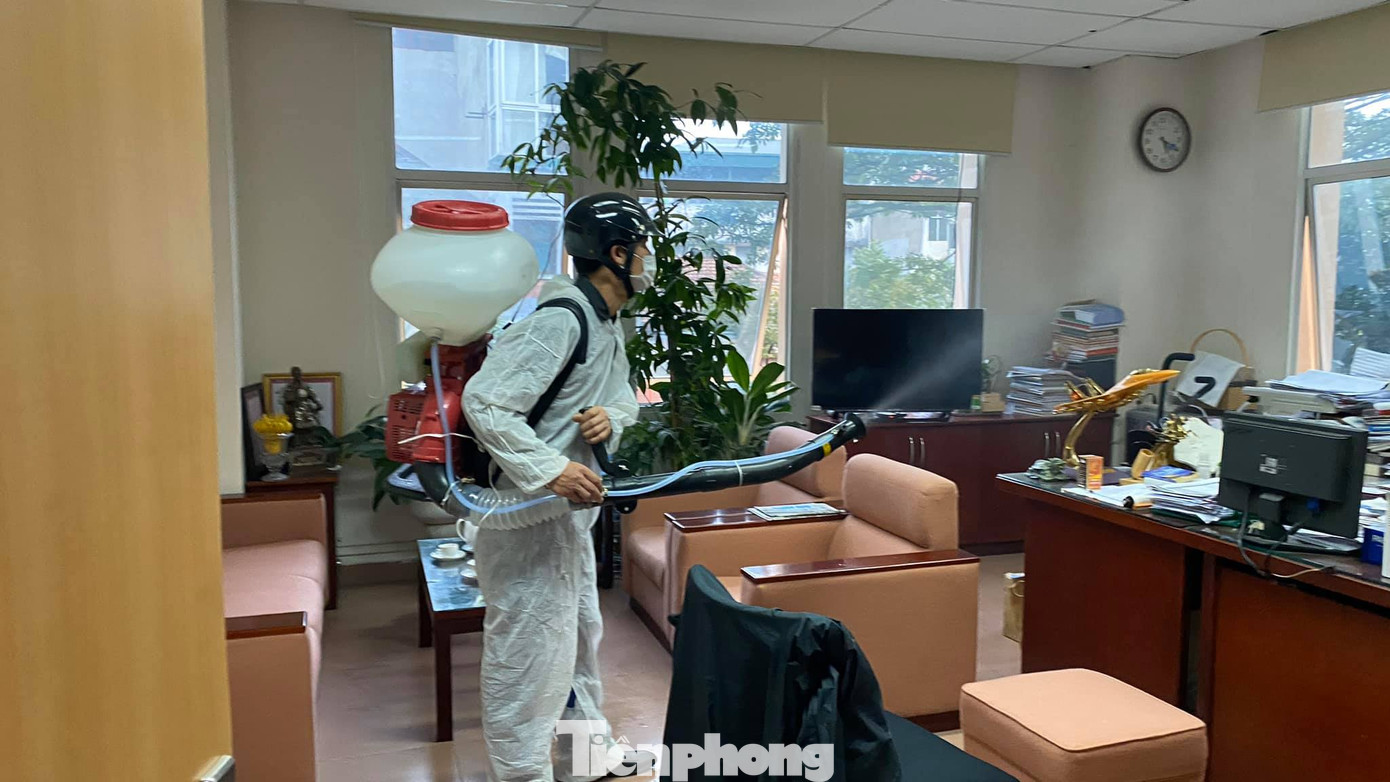 Đoàn Thanh niên Báo Tiền phong vệ sinh công sở phòng chống dịch Covid-19 ảnh 16