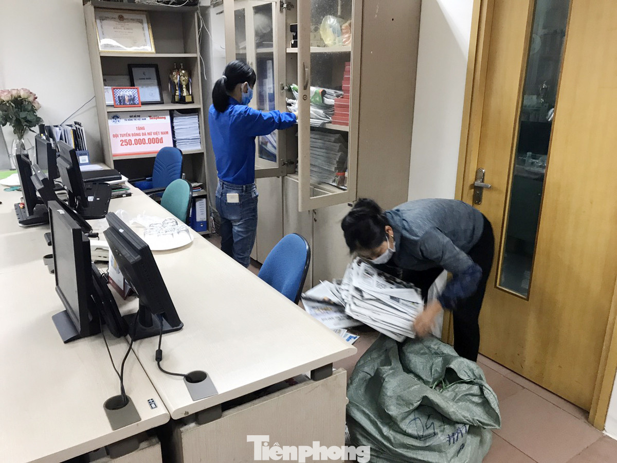 Đoàn Thanh niên Báo Tiền phong vệ sinh công sở phòng chống dịch Covid-19 ảnh 8