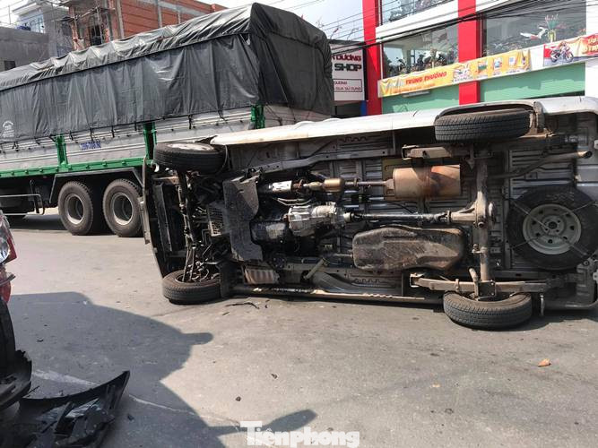 Ô tô lật giữa đường, tài xế trọng thương sau tai nạn liên hoàn ở Bình Dương ảnh 1