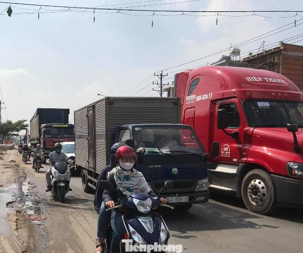 Ô tô lật giữa đường, tài xế trọng thương sau tai nạn liên hoàn ở Bình Dương ảnh 2