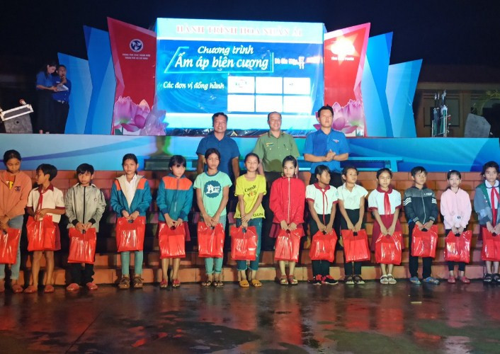 Áo xanh tình nguyện ‘tiếp sức’ vùng biên Bình Phước ảnh 5