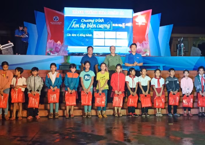 Áo xanh tình nguyện ‘tiếp sức’ vùng biên Bình Phước ảnh 5