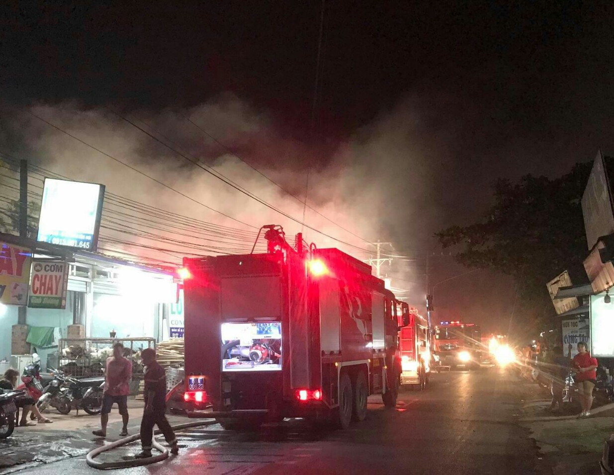 Công ty bao bì ở Bình Dương phát hỏa, khói đen phủ kín 1.000 m² nhà xưởng ảnh 1
