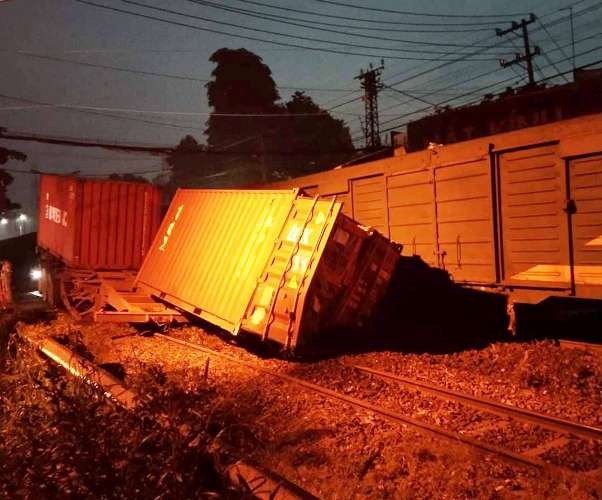 Điều tra vụ tàu hỏa tông đứt đầu xe container lúc rạng sáng ảnh 3