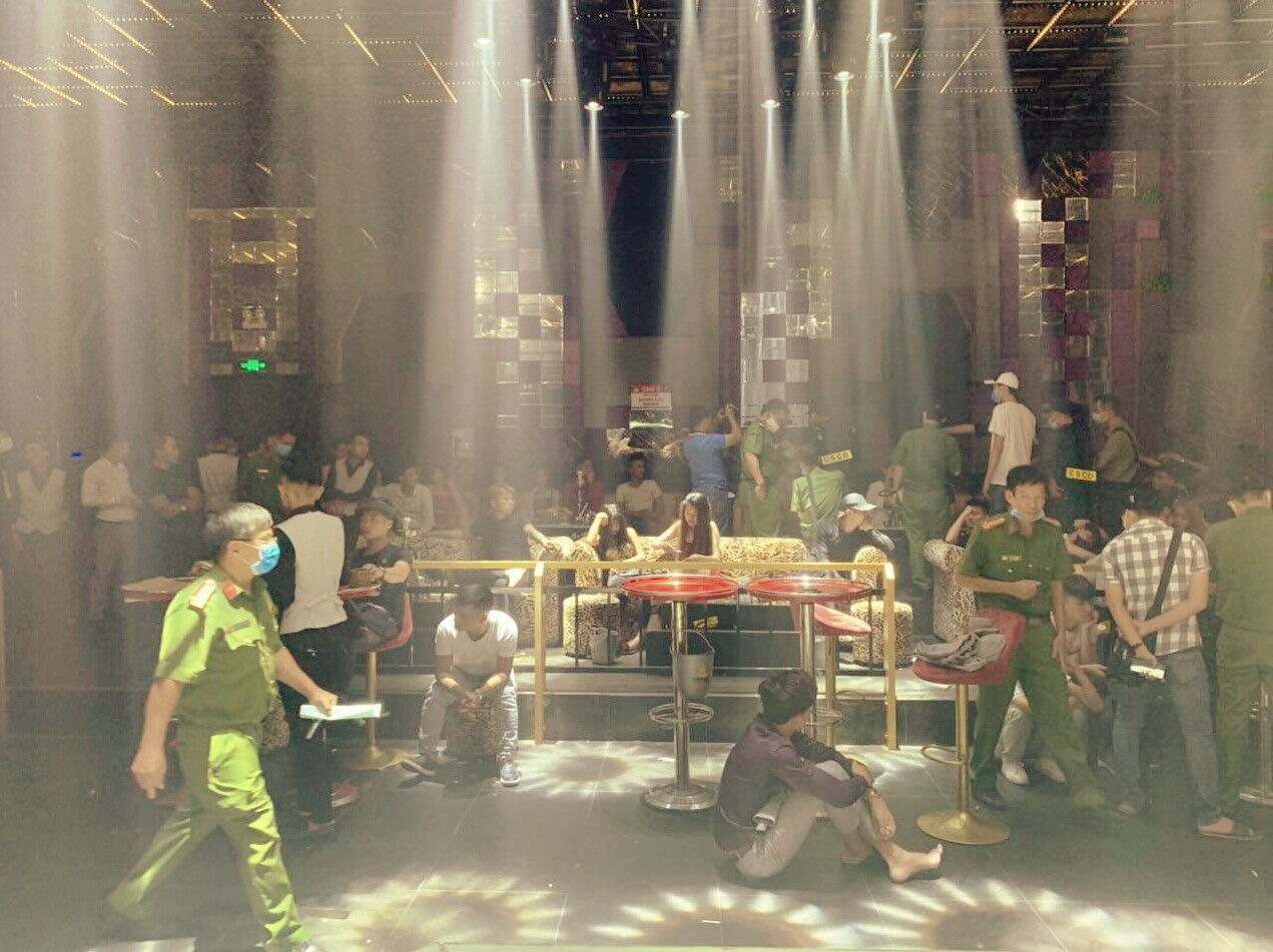 Hàng chục nam, nữ phê ma túy trong quán bar ở Bình Dương ảnh 1