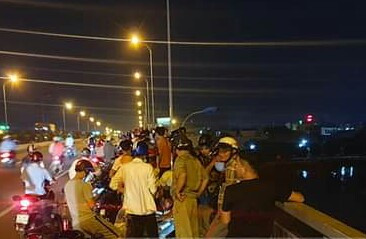 Dùng cano tìm kiếm nam thanh niên nhảy cầu xuống sông Sài Gòn ảnh 1