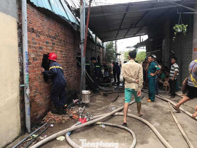 Phá tường khống chế lửa cháy rực tại xưởng gỗ gần trạm điện ảnh 1