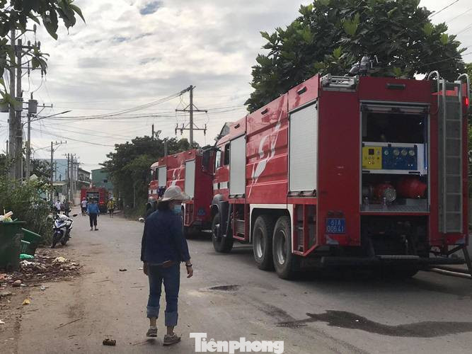 Phá tường khống chế lửa cháy rực tại xưởng gỗ gần trạm điện ảnh 2