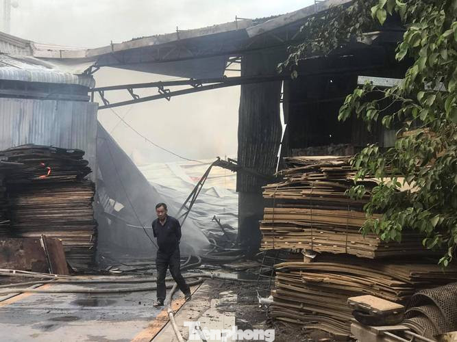 Phá tường khống chế lửa cháy rực tại xưởng gỗ gần trạm điện ảnh 4