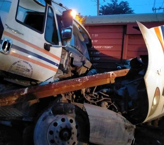 Điều tra vụ tàu hỏa tông đứt đầu xe container lúc rạng sáng ảnh 2