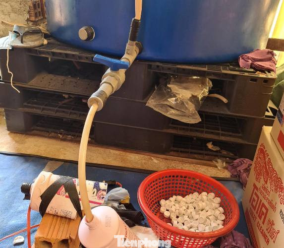 Đột nhập, phát hiện công ty sản xuất hàng nghìn chai nước rửa tay giả ảnh 3