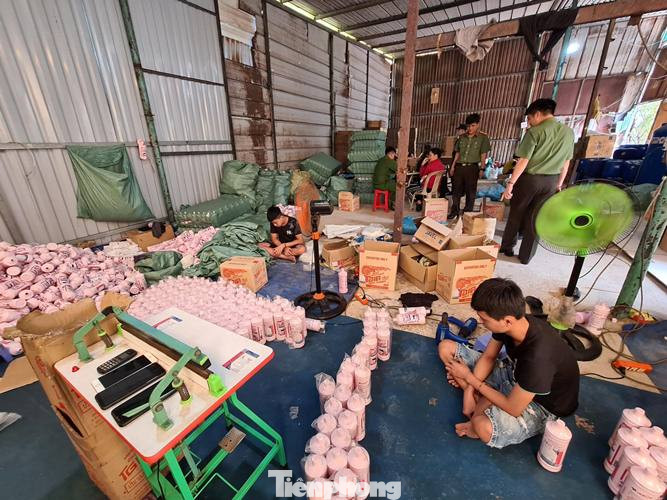 Đột nhập, phát hiện công ty sản xuất hàng nghìn chai nước rửa tay giả ảnh 1